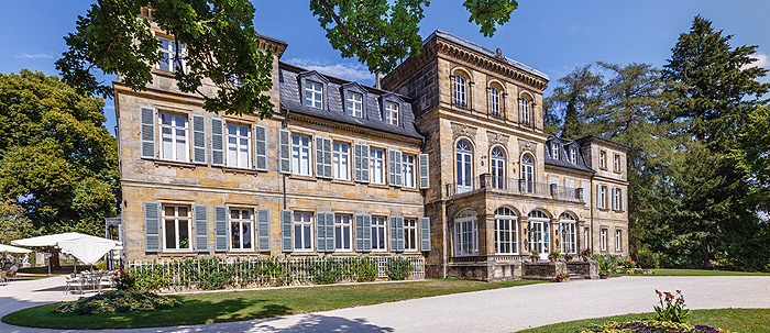 Bild: Schloss Fantaisie; im Bild links das Café